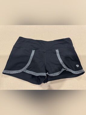 Titika athletic shorts 10 black grey